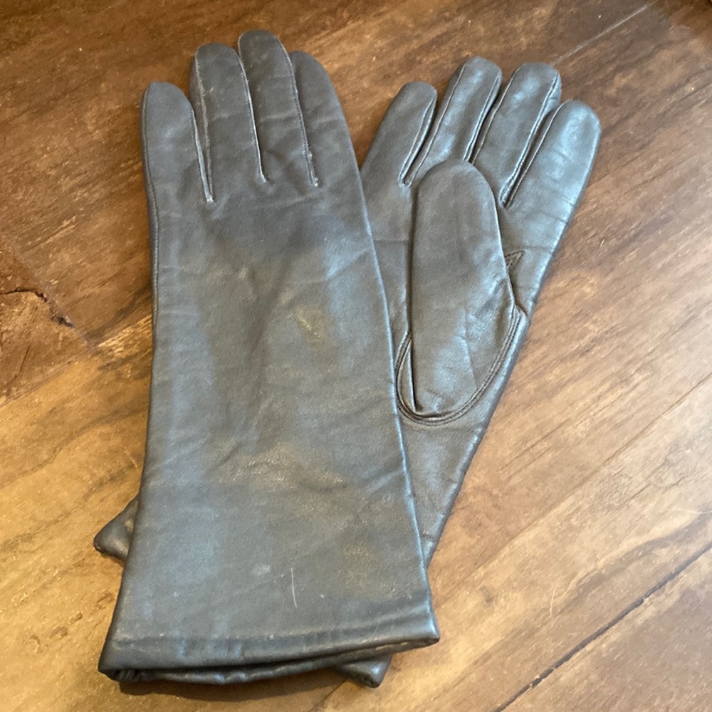 Grey leather gloves with taupe cashmere lining.  Size M.
